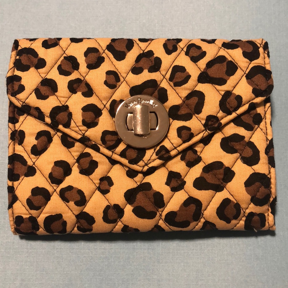 ⭐️NWT Vera Bradley Leopard Smartphone Wallet⭐️